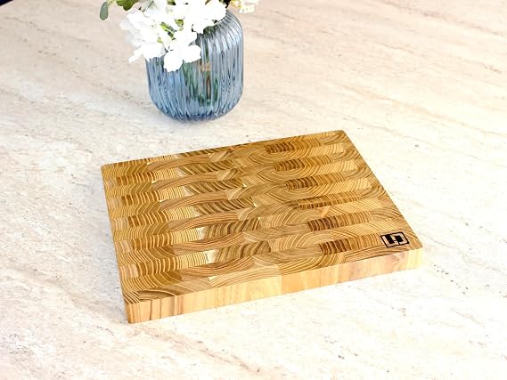 Profesyonel Endgrain Tik Ağacı Kesme Tahtası, Gizli Kulplu Premium Ahşap Kasap Bloğu ve Sunum Tahtası (24 x 30 x 2,5 cm)