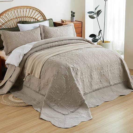 EVENHUG Oversized Quilts Set King Size 3 Piece Bedding Set Reversible Bedspread with 2 Pillow Shams Coverlet Lightweight Soft Bed Cover for All Season(120"X120",Taupe)