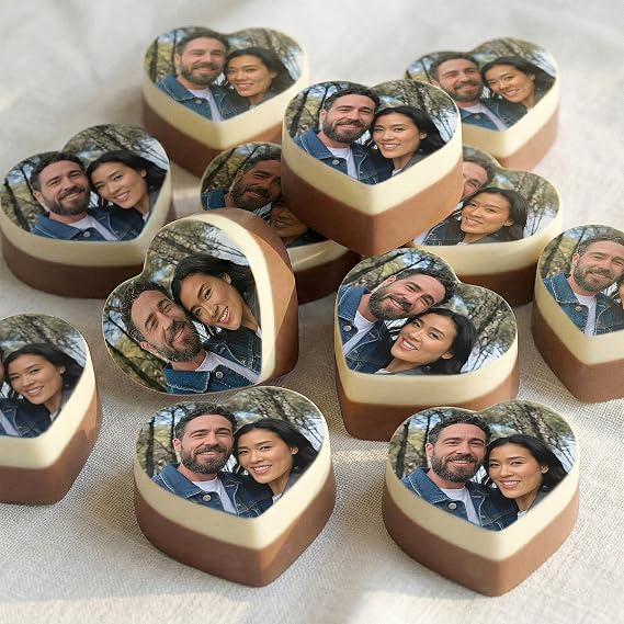Personalise Chocolate with a photo in a gift box - Birthday Gift - Personalised heart-shaped chocolates with your favorite photo (12 pieces, Chocolate)